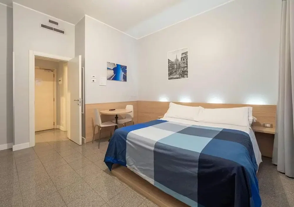 Camera da letto; pavimento in piastrelle, luce naturale