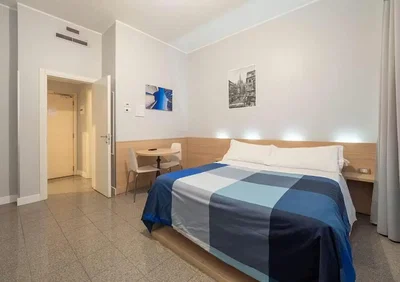 Camera da letto; pavimento in piastrelle, luce naturale