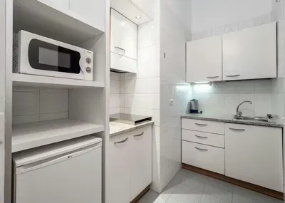 Cucina; elettrodomestici, pavimento in piastrelle