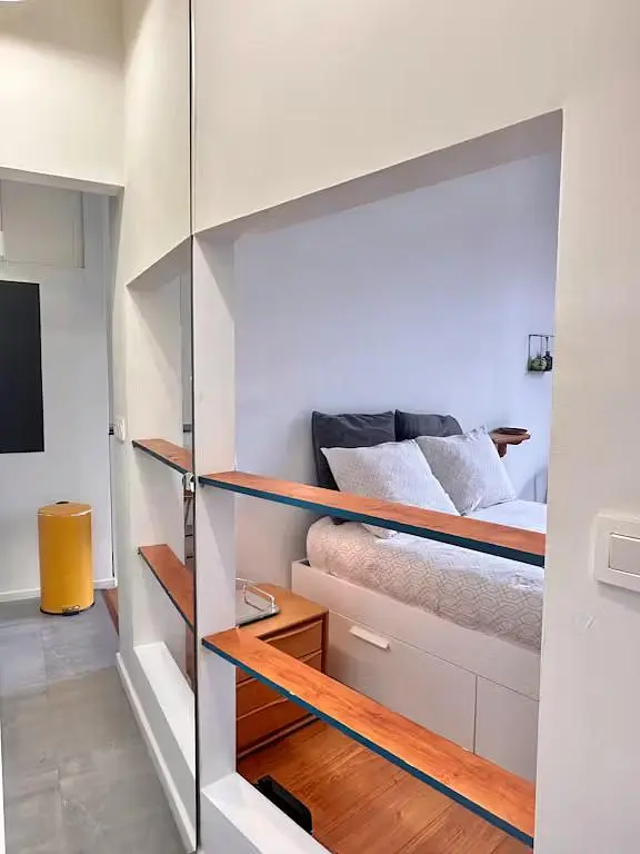 Camera da letto; pavimento in legno, luce naturale, stile moderno