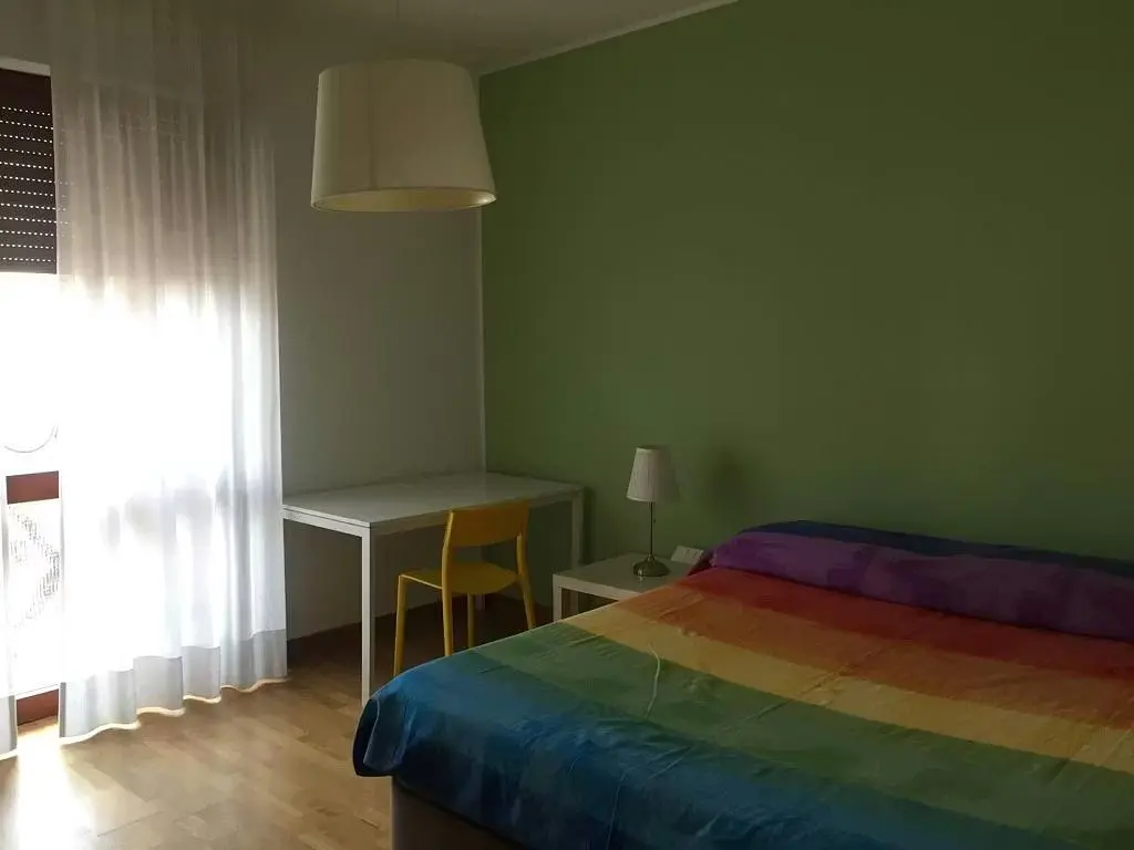 Schlafzimmer; tageslicht, holzboden