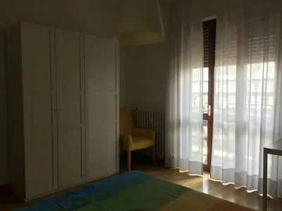Schlafzimmer; tageslicht, holzboden