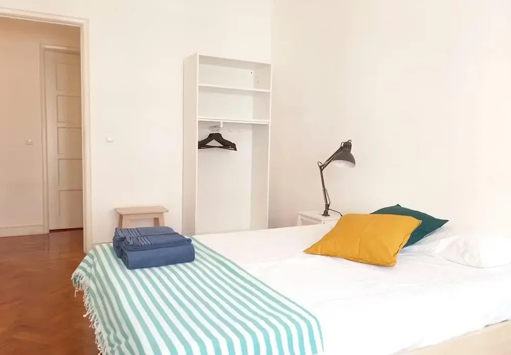Schlafzimmer; holzboden, tageslicht