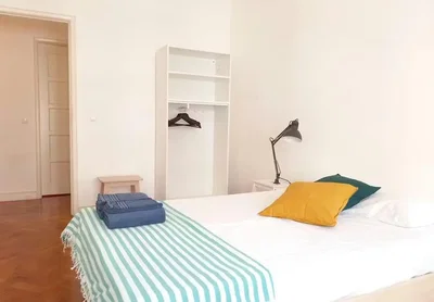 Schlafzimmer; holzboden, tageslicht