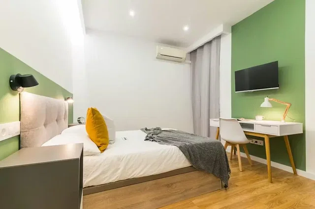 Schlafzimmer; holzboden, tageslicht, moderner stil