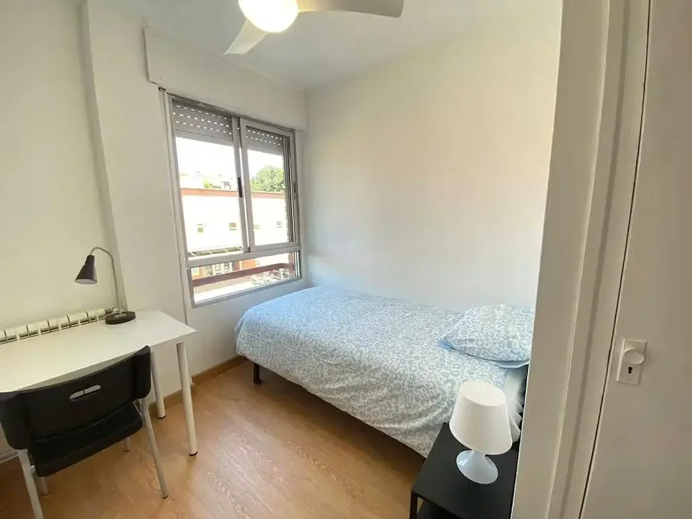 Schlafzimmer; tageslicht, holzboden