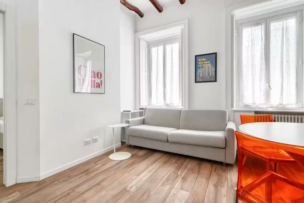 Soggiorno; luce naturale, stile moderno, pavimento in legno