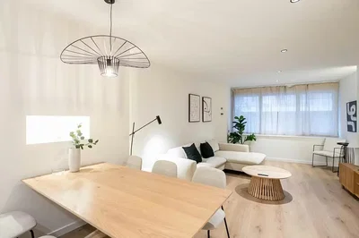 Wohnzimmer; tageslicht, moderner stil, holzboden