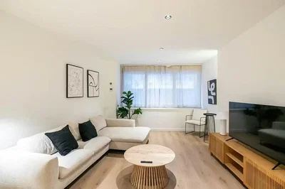 Wohnzimmer; tageslicht, moderner stil, holzboden