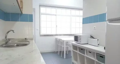 Küche; küchengeräte, tageslicht, moderner stil, fliesenboden