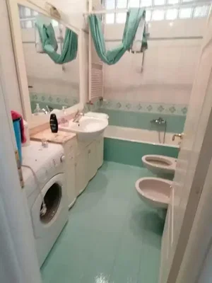 Badezimmer; fliesenboden, renovierungsbedürftig, tageslicht