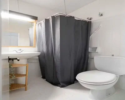 Toilette; fliesenboden, tageslicht