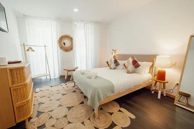 Yatak odası; doğal ışık, modern stil