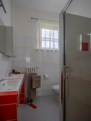 Banyo; fayans zemin, doğal ışık
