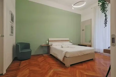 Camera da letto; pavimento in legno, luce naturale