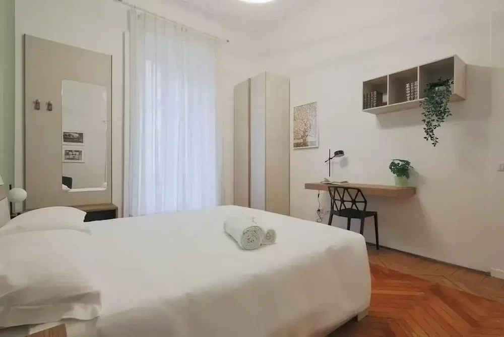 Camera da letto; pavimento in legno, luce naturale