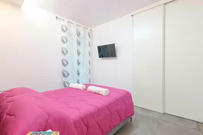 غرفة نوم; أرضية من البلاط, ضوء طبيعي