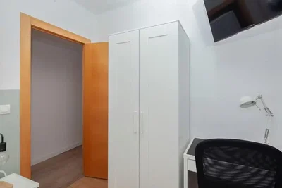 Schlafzimmer; holzboden, tageslicht, moderner stil