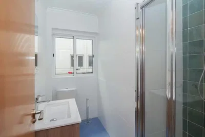 Badezimmer; fliesenboden, tageslicht, renoviert