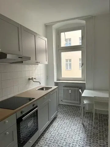 Кухиња; плочице, природно светло, поглед