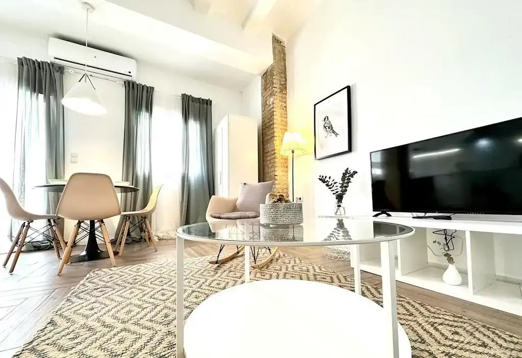 Obývací pokoj; přirozené světlo, moderní styl, dřevěná podlaha