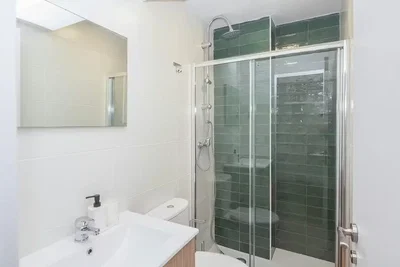 Banyo; fayans zemin, tadilatlı, doğal ışık, modern stil