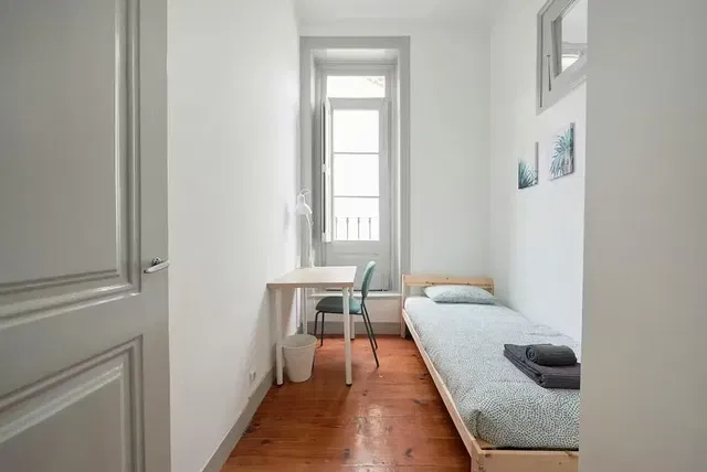 Schlafzimmer; tageslicht, holzboden