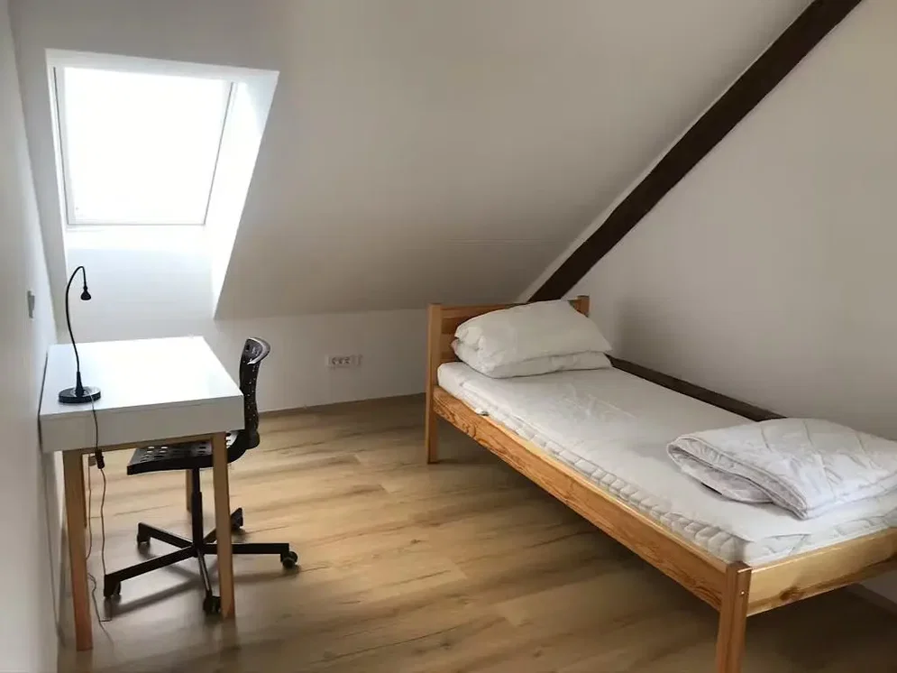 Schlafzimmer; tageslicht, holzboden