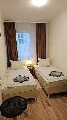 Spavaća soba; drveni pod, prirodna svjetlost