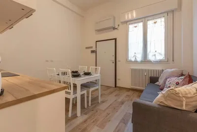 Wohnzimmer; holzboden, tageslicht, moderner stil