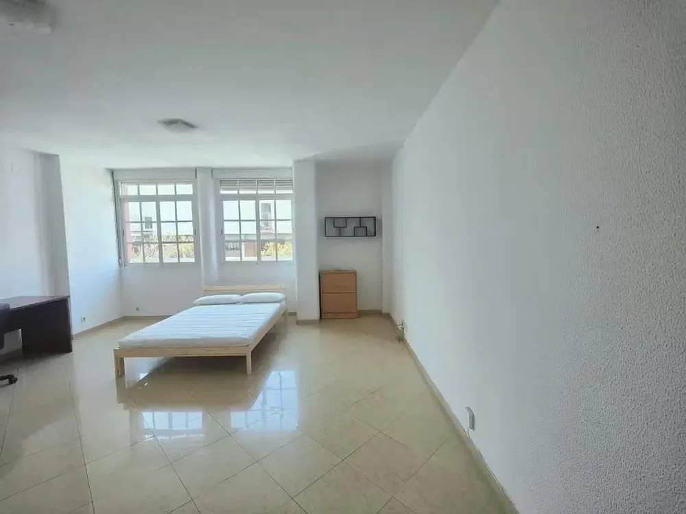 Schlafzimmer; fliesenboden, tageslicht