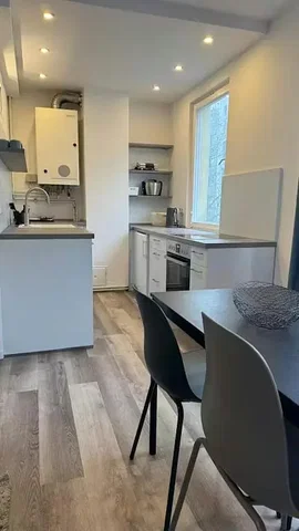 Küche; küchengeräte, holzboden, tageslicht