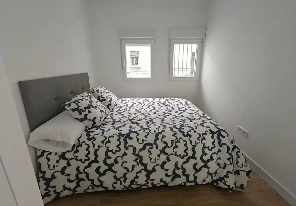 Schlafzimmer; tageslicht, holzboden