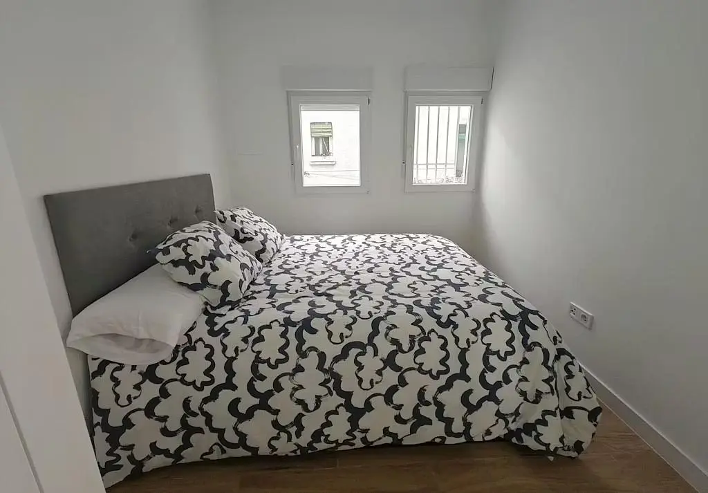Schlafzimmer; tageslicht, holzboden