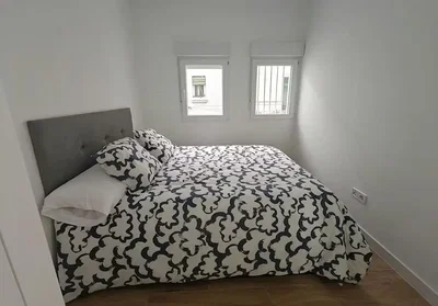 Schlafzimmer; tageslicht, holzboden