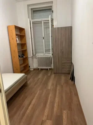 Schlafzimmer; holzboden, tageslicht