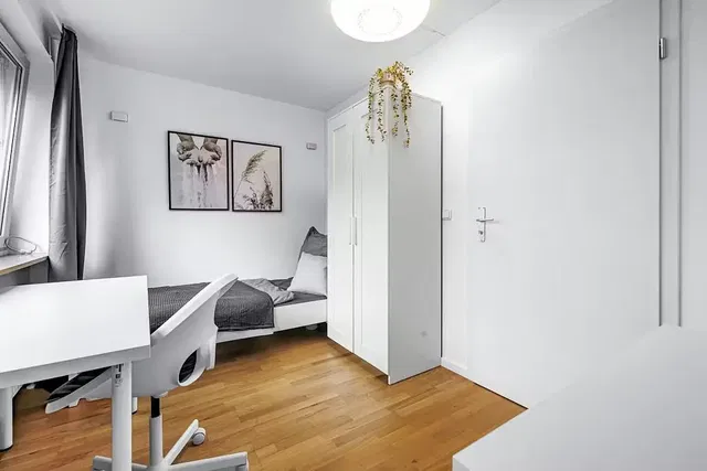 Schlafzimmer; holzboden, tageslicht, moderner stil