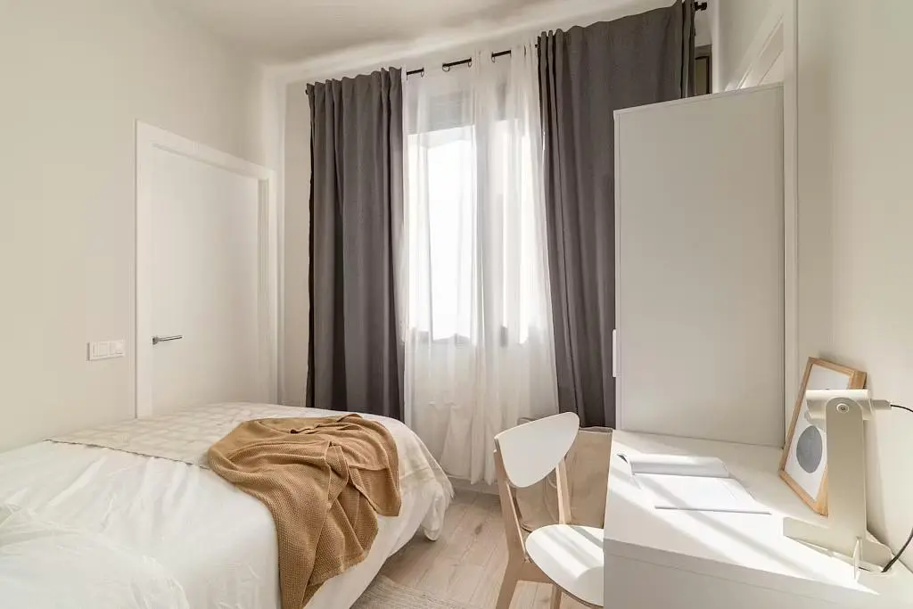 Camera da letto; luce naturale, stile moderno