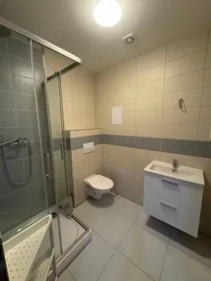 Badkamer; tegelvloer, natuurlijk licht