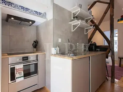 Kuchyně; kuchyňské spotřebiče, přirozené světlo, moderní styl