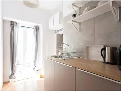 Kuchyně; kuchyňské spotřebiče, přirozené světlo, moderní styl