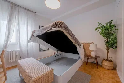 Ložnice; přirozené světlo, dřevěná podlaha