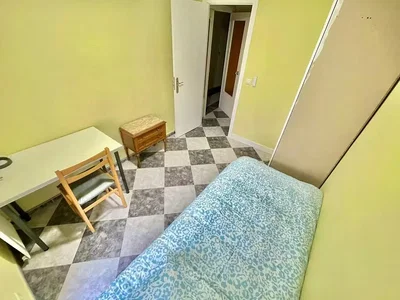 Chambre; carrelage, nécessite rénovation