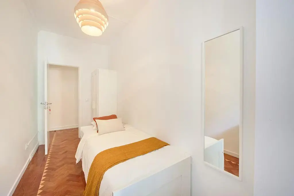 Schlafzimmer; holzboden, tageslicht