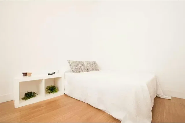 Υπνοδωμάτιο; ξύλινο πάτωμα, φυσικό φως