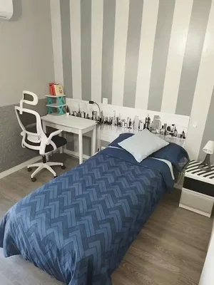 Ložnice; dřevěná podlaha, přirozené světlo, moderní styl