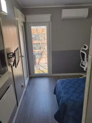 Ložnice; přirozené světlo, dřevěná podlaha, moderní styl