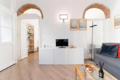 Wohnzimmer; tageslicht, moderner stil, holzboden