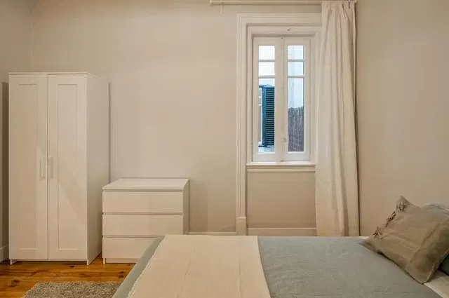 Dormitorio; suelo de madera, luz natural