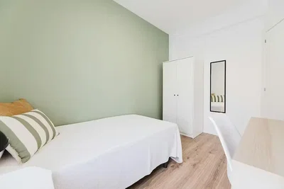 Schlafzimmer; holzboden, tageslicht, moderner stil